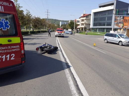 Accident GRAV pe B-dul 1 Decembrie 1918. Un motociclist și pasagerul său, duși de urgență la spital